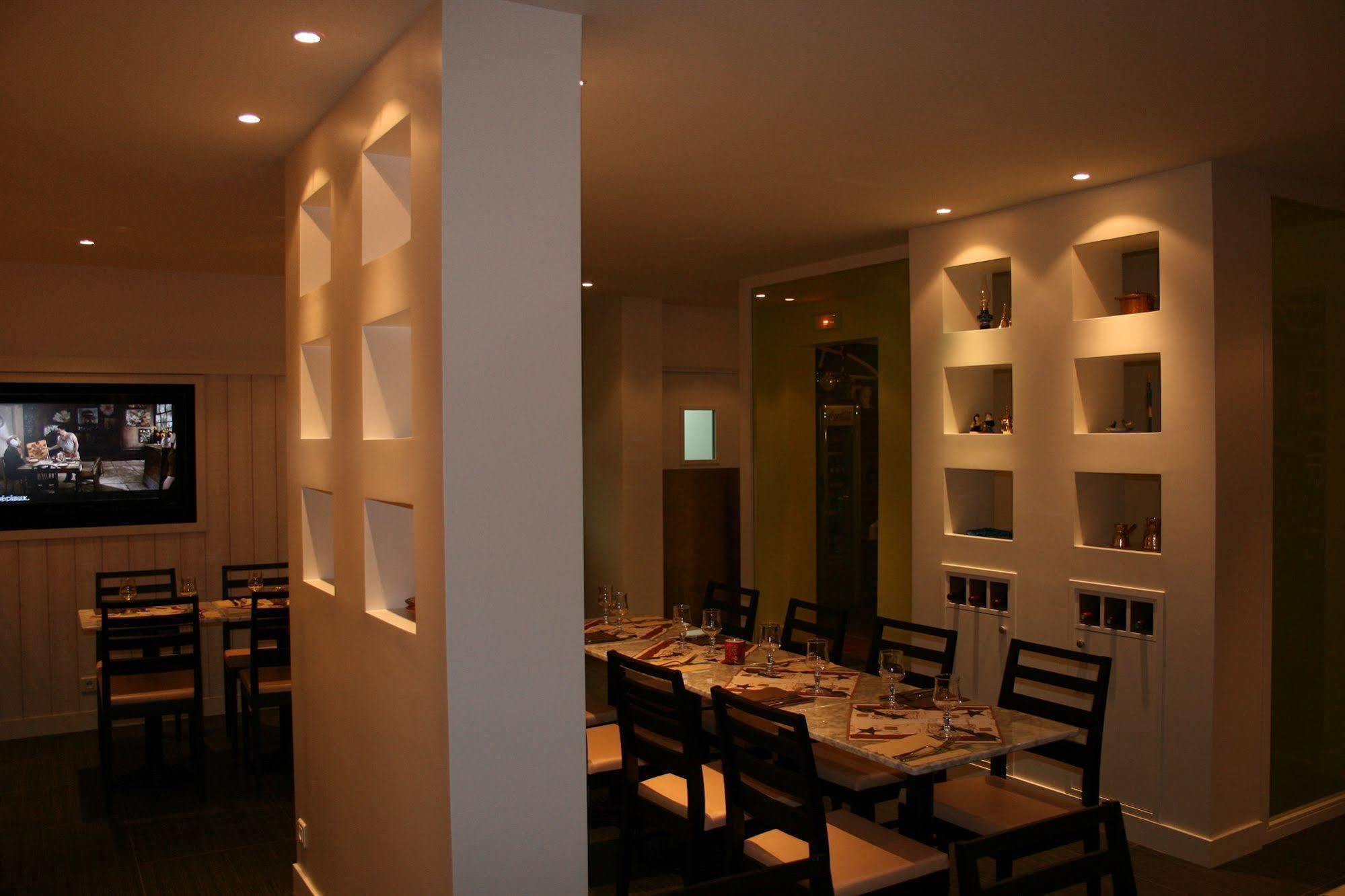 Hotel Restaurant Maison Blanche Rungis Bagian luar foto