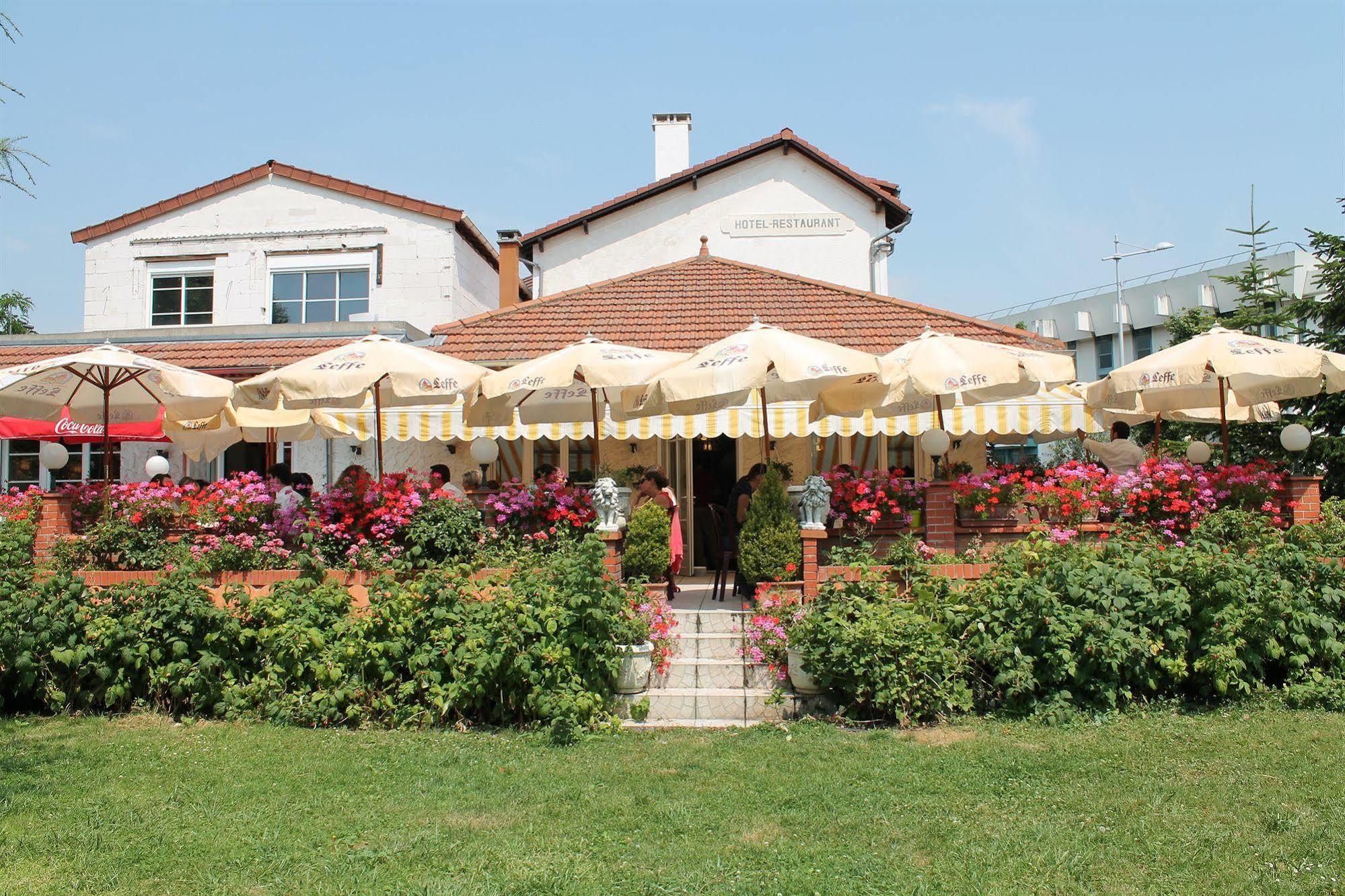 Hotel Restaurant Maison Blanche Rungis Bagian luar foto